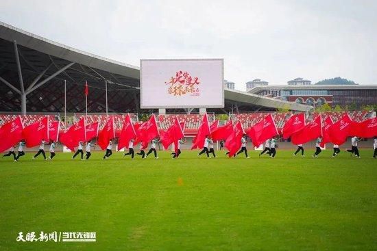 小镇身世的贸易年夜鳄常海因一次不测穿越到了平行世界，回到小镇与本身的初恋依兰过上了柴米油盐的糊口。对此布满抗拒的常海想尽法子逃离小镇，却制造了一系列哭笑不得的闹剧，终究他如愿回到本来的糊口，却发现本身对幸福的理解早已悄然产生改变。